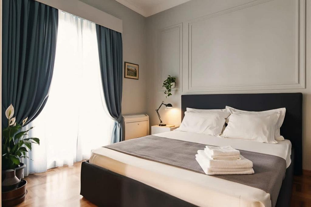 Elegant 3Bd Apt by National Archaeological Museum - Tap to explore photos