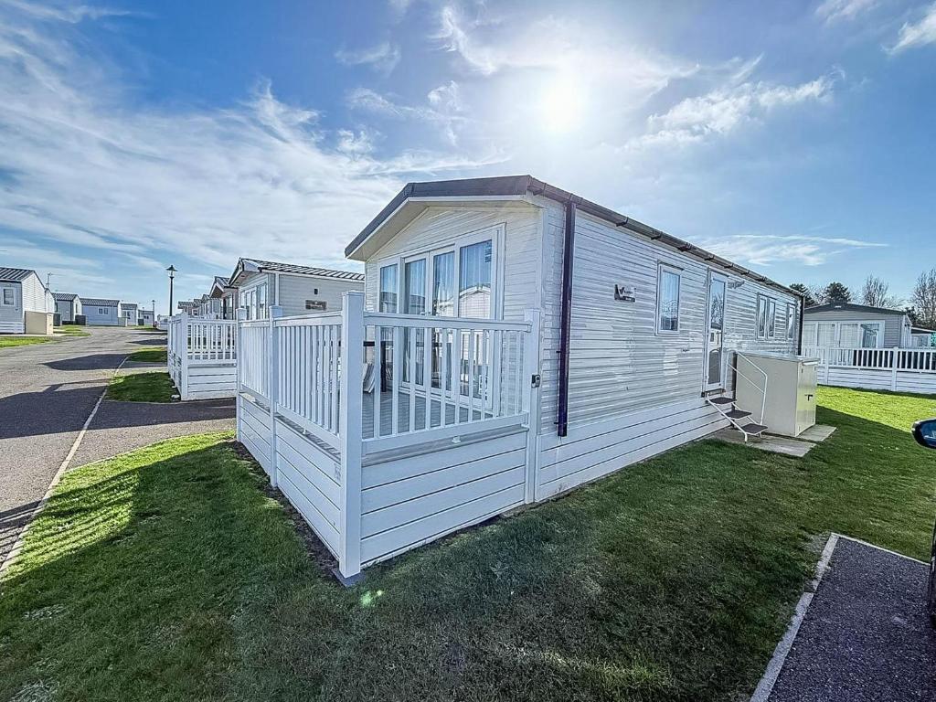 8 Berth Caravan With Decking And Wifi At Broadland Sands Park Ref 20064Cf - Tap to explore photos