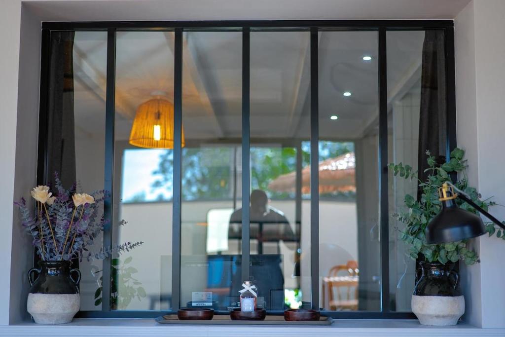 Elegant house, private garden, and hot tub, Tours