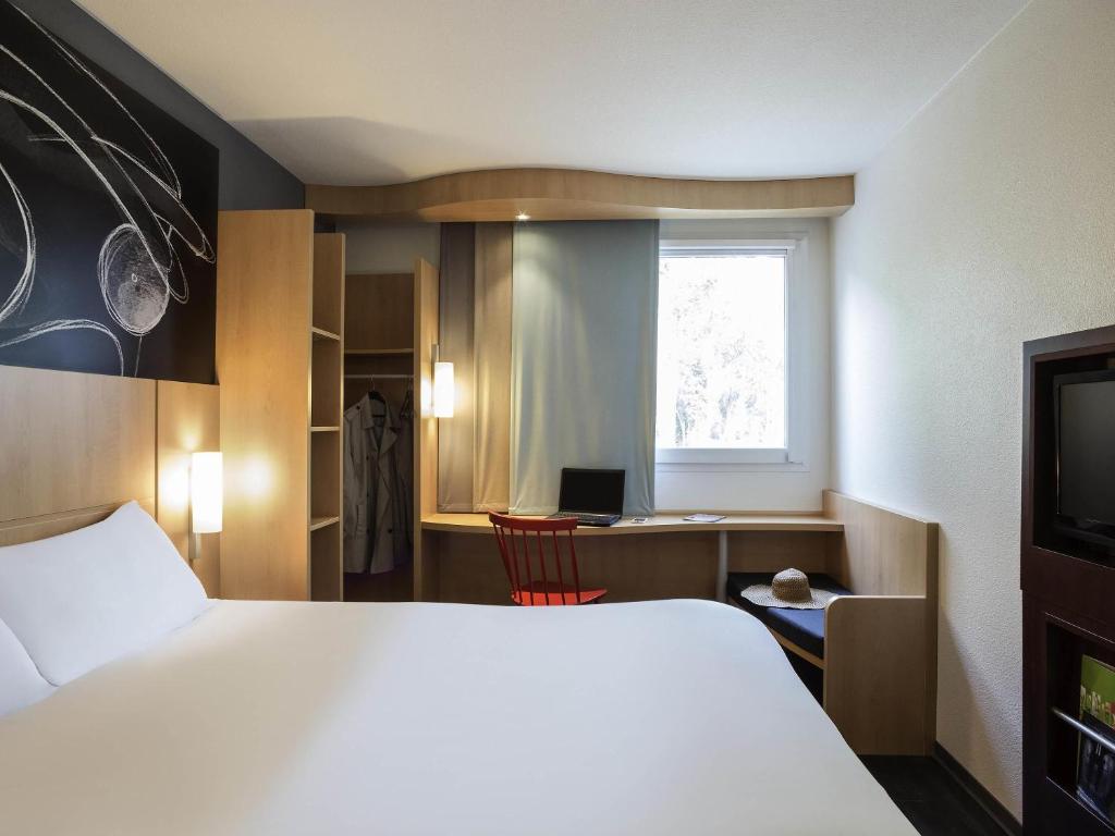 Ibis Paris Meudon Velizy Room Type - Standard Double Room with Queen Bed
