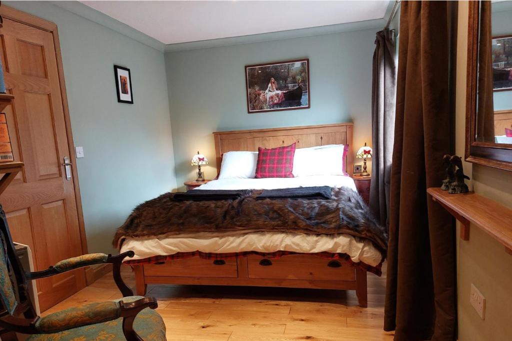 1 Bed Lodge - Sleeps 2 - Pets Ok - Free Parking - Tap to explore photos
