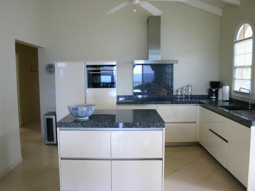 Gorgeous Apartment in Willemstad with Pool photo 3