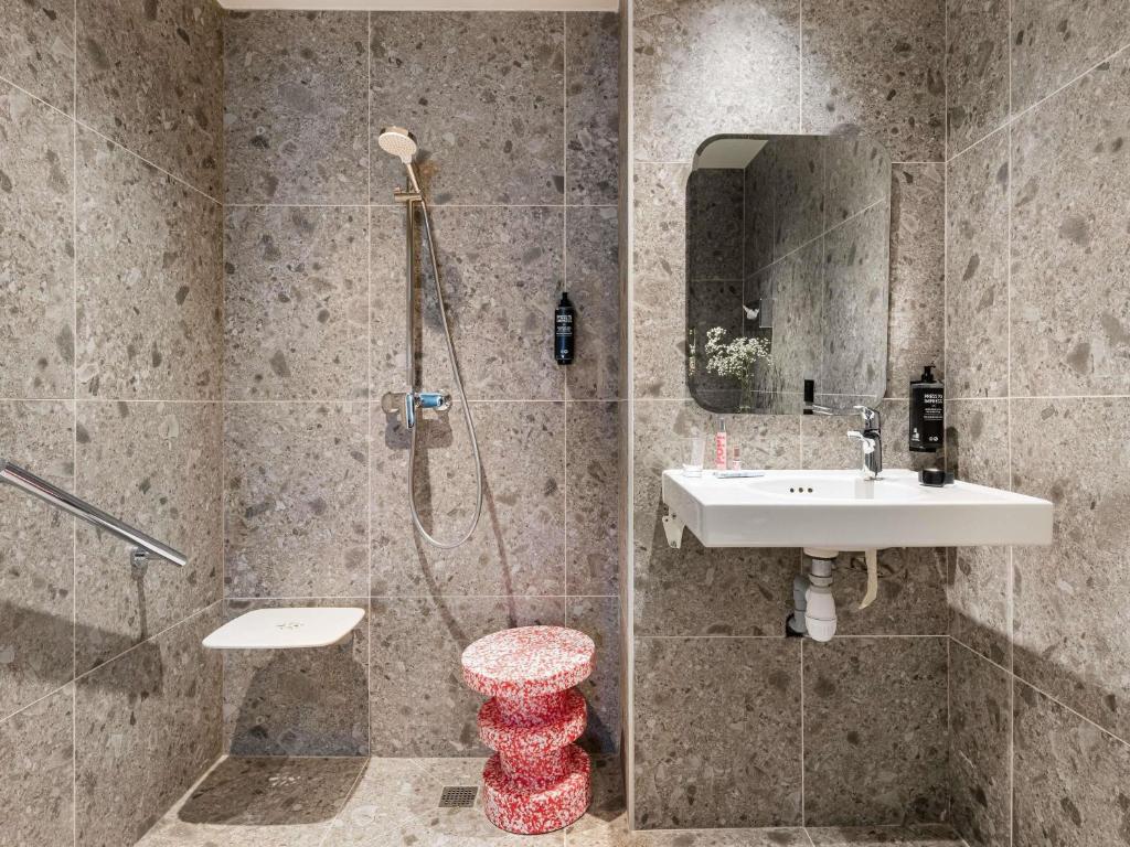 ibis Styles Annecy Gare Centre - Tap to explore photos