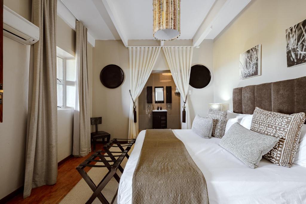 Inverdoorn Private Game Reserve Room Type - Large Twin Room