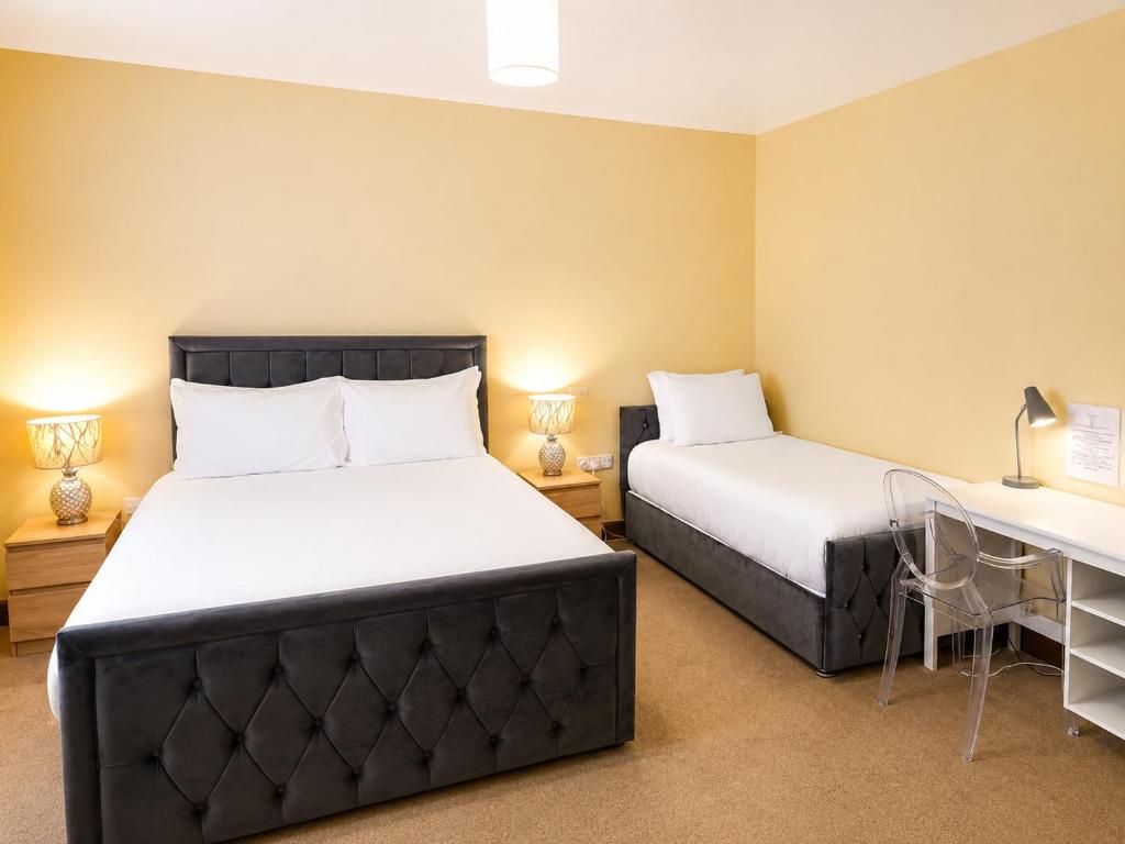 Moorepark West House Room Type - Triple Room with Private Bathroom