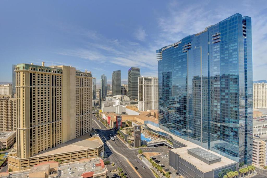 No Resort Fee - Strip Views, Pools & Parking Room Type - King Suite