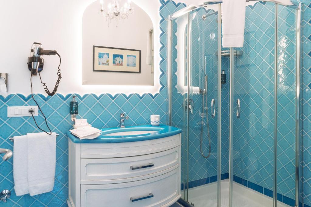 Queen Suite - Luxury Rooms - Tap to explore photos