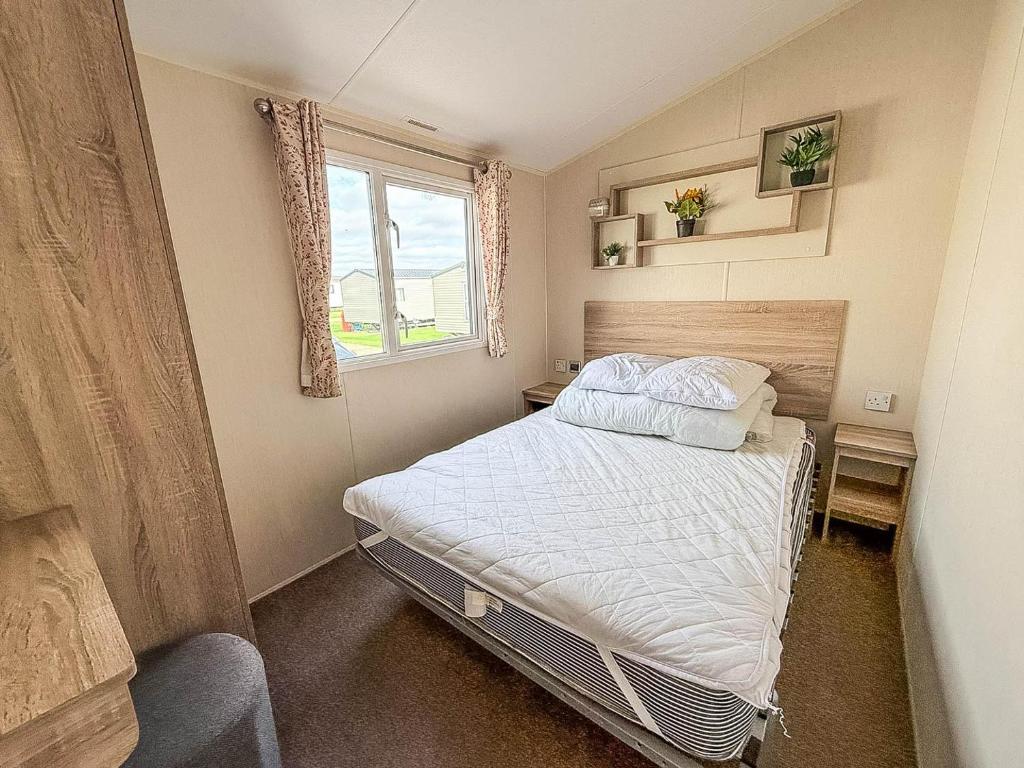 Great Caravan With Central Lounge & Wifi At Broadland Sands, Suffolk Ref 20070Bs - Tap to explore photos