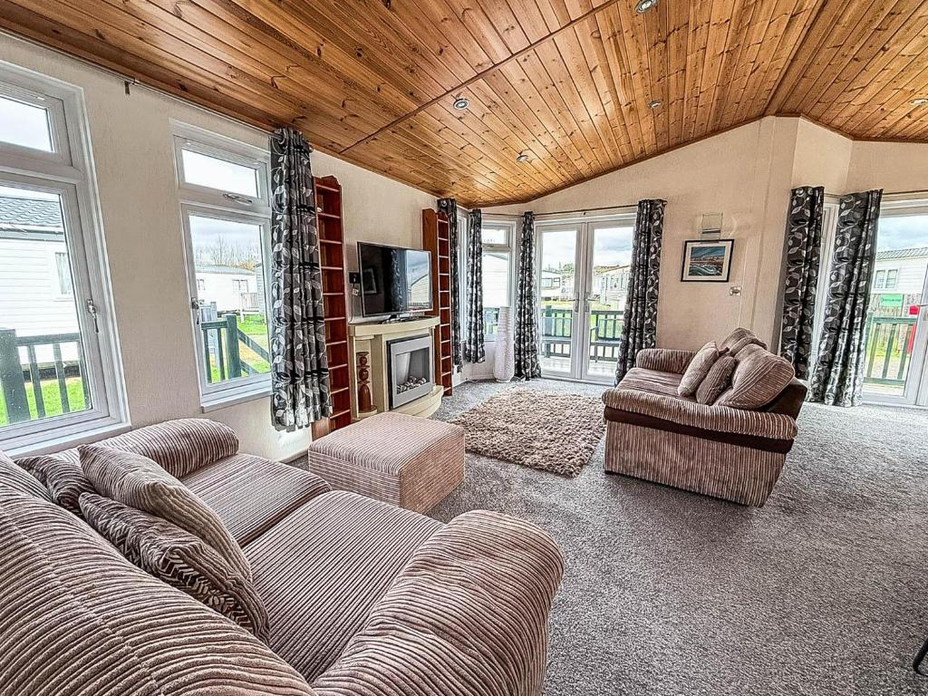 Modern 4 Berth Lodge With Decking At Manor Park In Hunstanton Ref 23024W - Tap to explore photos