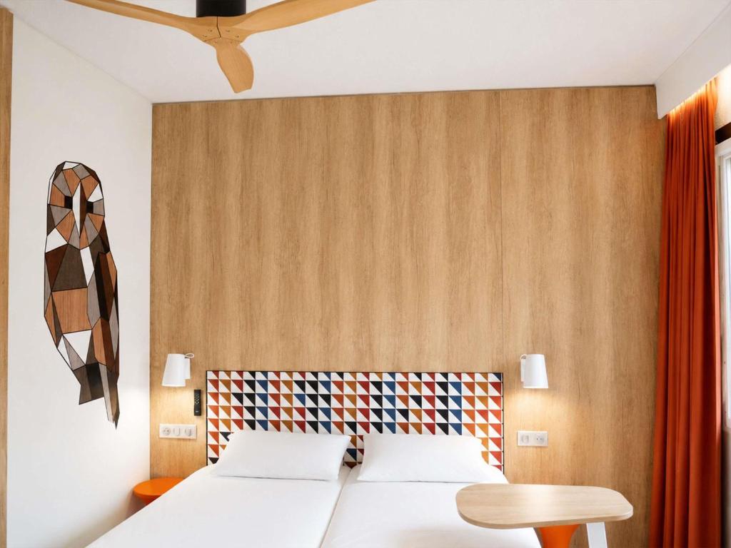 ibis Styles Caen Centre Historique - Tap to explore photos