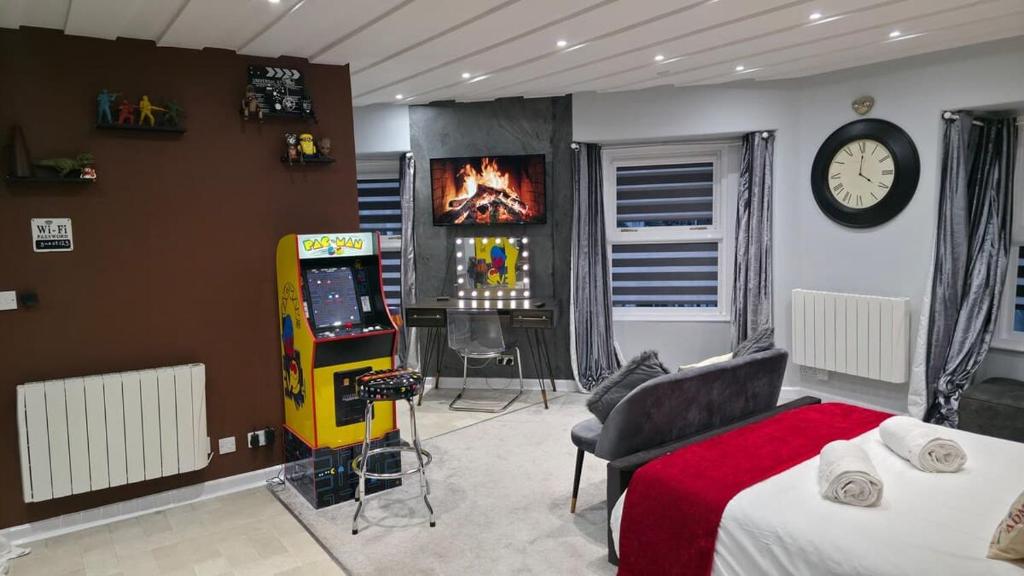 Victoria Loft - 1 Bedroom Apartment with off site spa access - Tap to explore photos