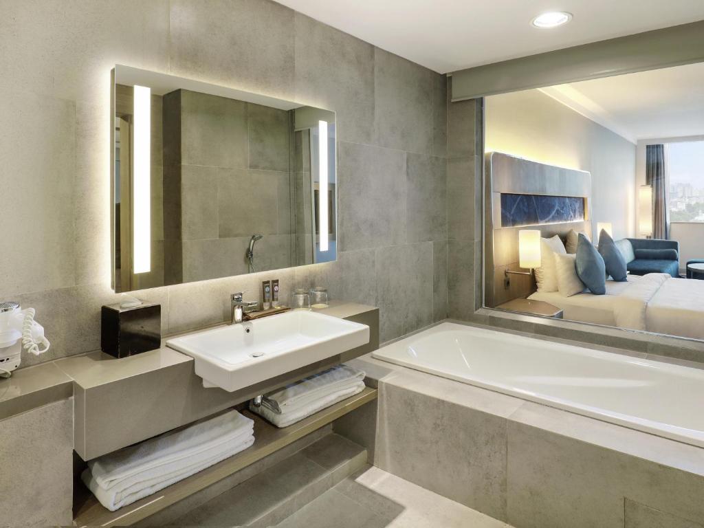 Novotel Jakarta Mangga Dua Square Hotel Room Type - Deluxe Executive King Room