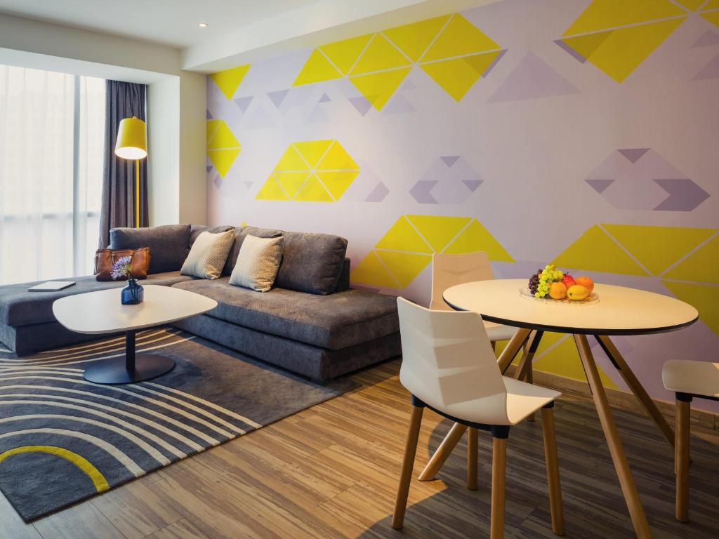 Mercure Shanghai Hongqiao South Room Type - Family Room with One Queen Bed and One Single Bed