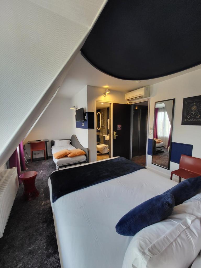 ACCUEIL HOTEL PARIS PIGALLE MONTMARTRE – Hôtel rénové Room Type - Standard Family Room
