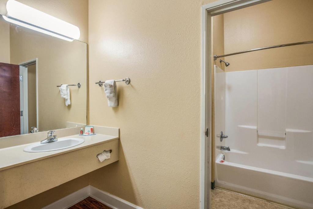 Econo Lodge Valdosta Mall Area - Tap to explore photos