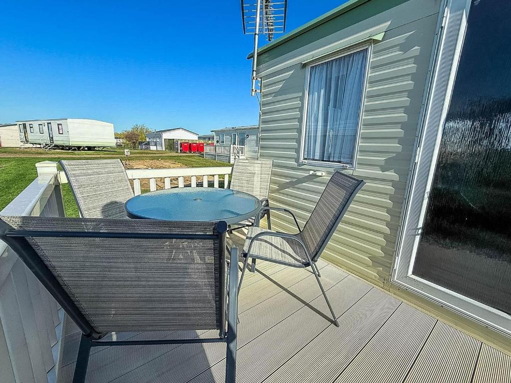 Great 6 Berth Caravan With Side Decking In Heacham Ref 21054A - Tap to explore photos
