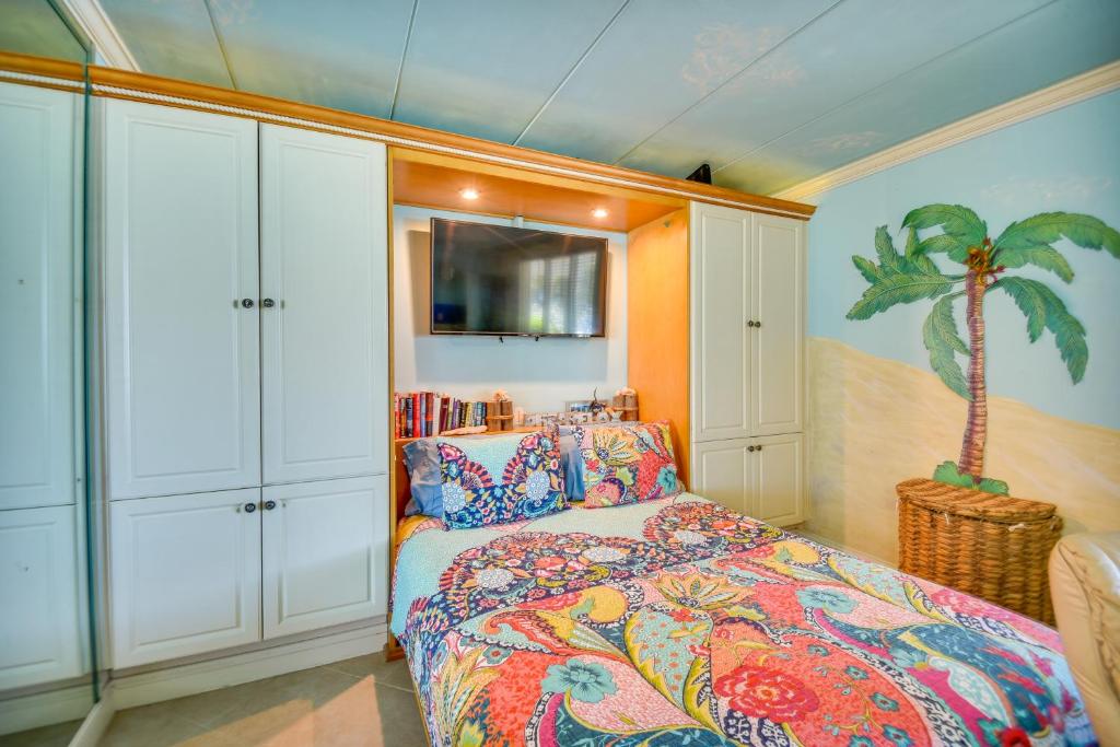 Colorful Virginia Beach Studio - Steps to Beach! - Tap to explore photos