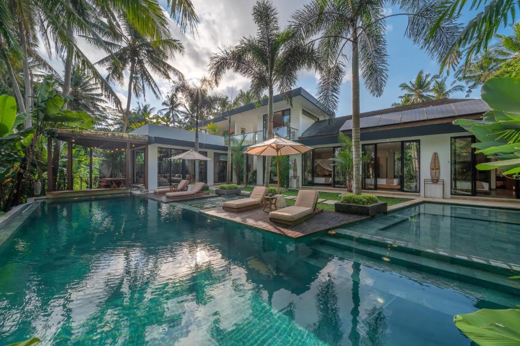 Villa Yuka - Luxury 5BR Ubud Villa, 15m Pool & Jungle Views - Tap to explore photos
