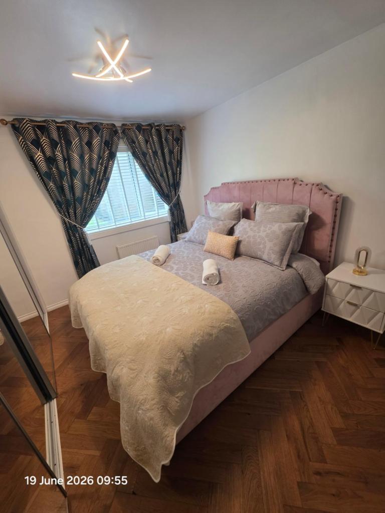 Lovely 2 Bedroom Modern Ground Floor Flat - Tap to explore photos