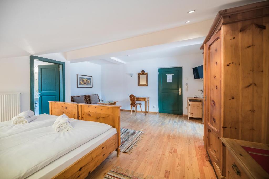 Hotel Dolomitenhof & Chalet Alte Post - Tap to explore photos