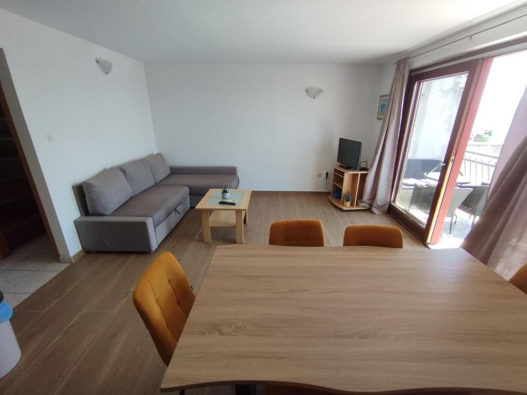 Sea view apartment with terrace near the beach - Tap to explore photos