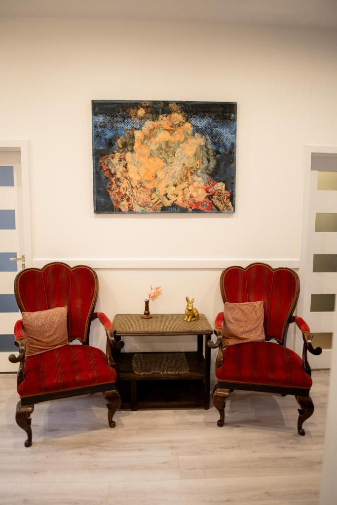 Third Floor Art Idyll - Tap to explore photos
