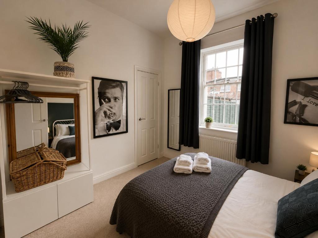 F2 Cheltenham Festival Ready! Sleeps 3 - Tap to explore photos