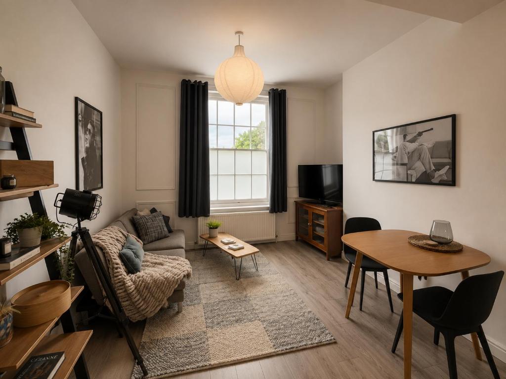 F2 Cheltenham Festival Ready! Sleeps 3 - Tap to explore photos