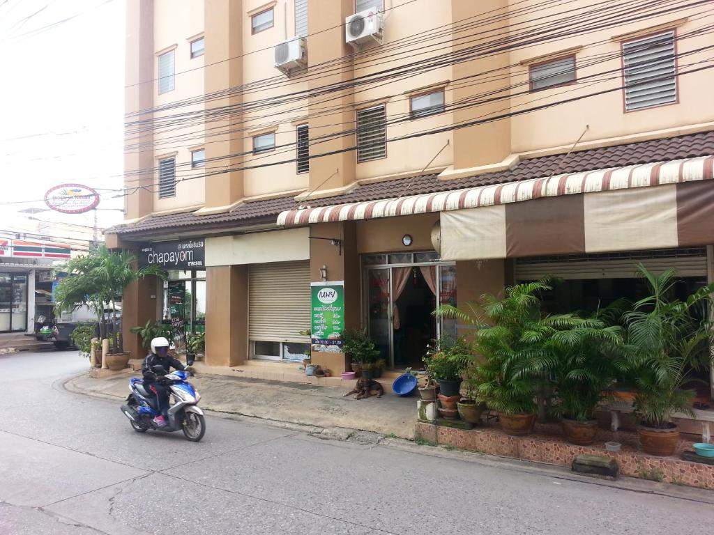 Roong-Arun Apartment - Tap to explore photos