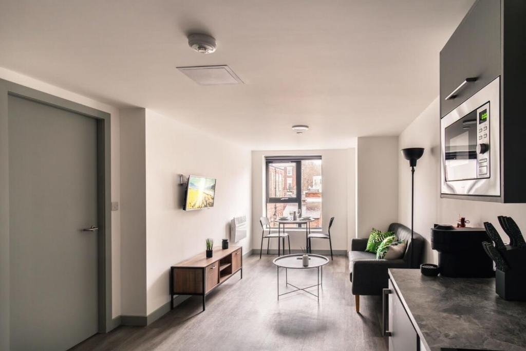 Smart 1 Bedroom Apartment in Liverpool Centre - Tap to explore photos