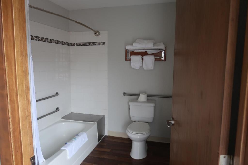 Merrill Field Inn Room Type - Queen Room