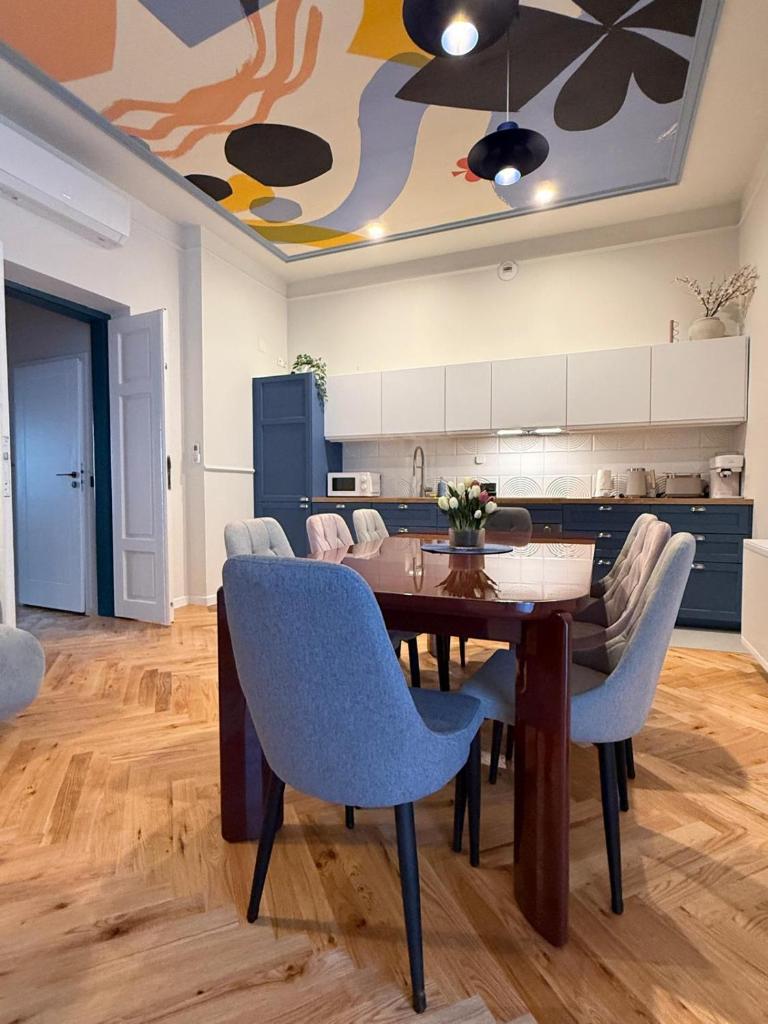 Upscale Apartments - AC in rooms, ensuite bathrooms, lift - 8 mins to Main Square Room Type - Five-Bedroom Premium Apartment