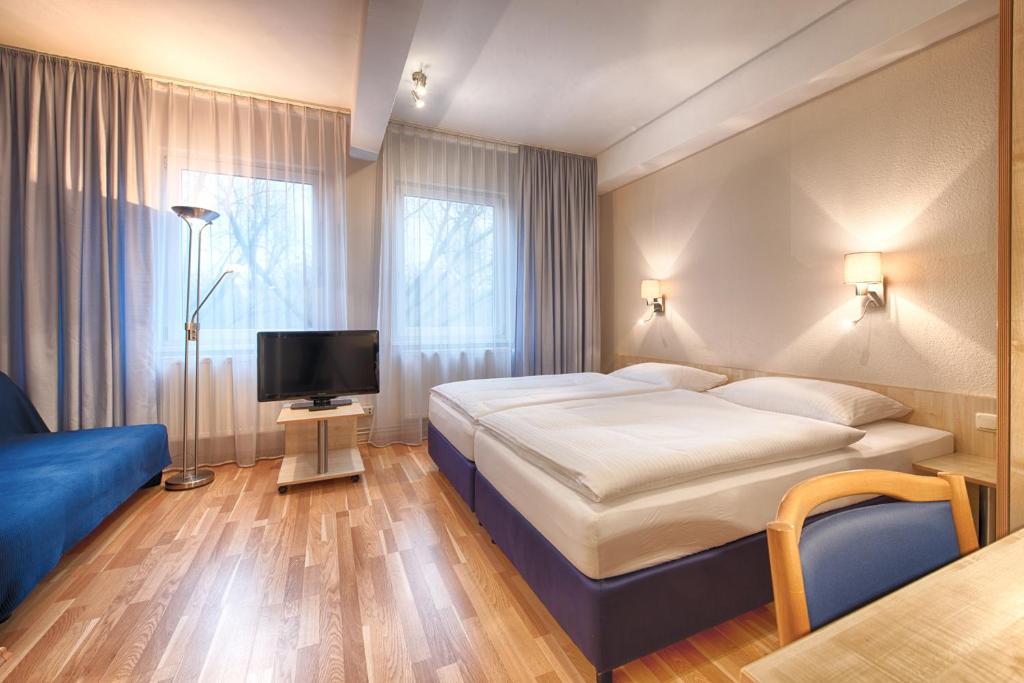 Трехместный (Двухместный номер с 1 диваном-кроватью), enjoy hotel Berlin City Messe