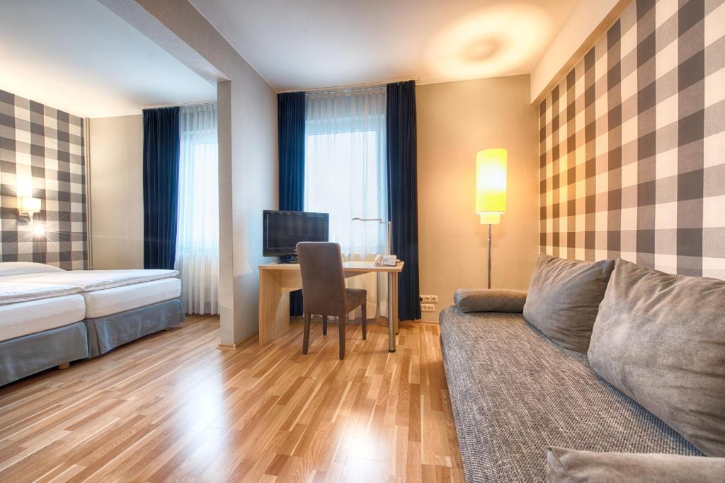 Трехместный (Двухместный номер с 1 диваном-кроватью), enjoy hotel Berlin City Messe