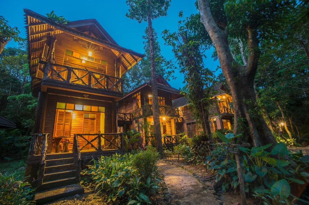 Art's Riverview Lodge - Tap to explore photos
