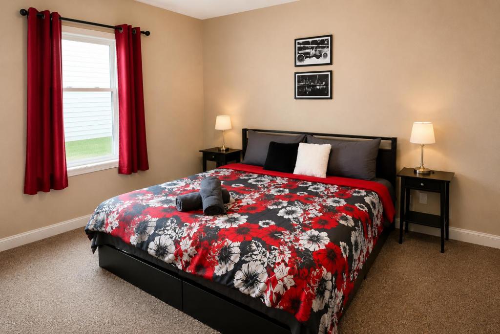 Near Downtown Free Parking Great Location! - Tap to explore photos