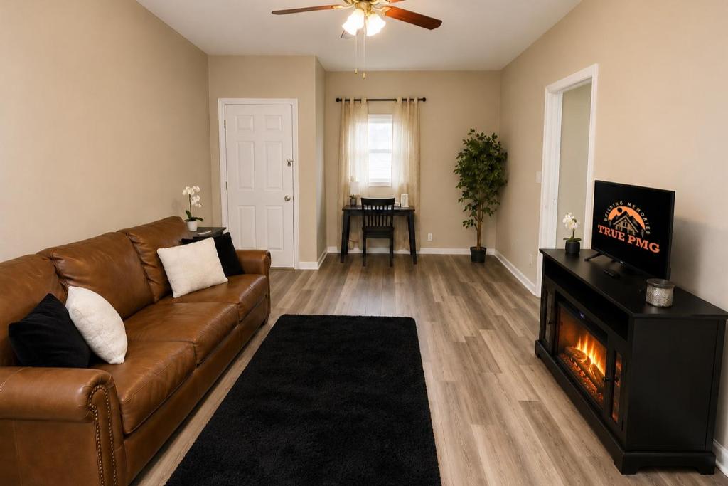 Near Downtown Free Parking Great Location! - Tap to explore photos