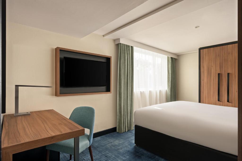 Crowne Plaza Gerrards Cross, an IHG Hotel - Tap to explore photos
