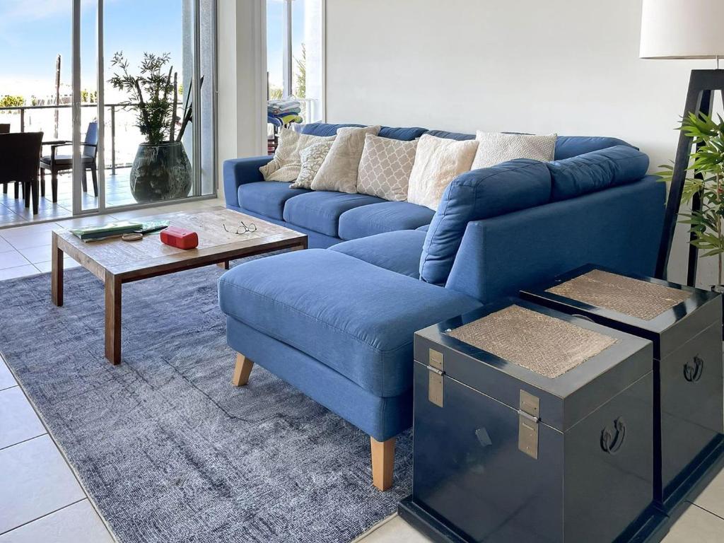 Blue on Blue Apartment 933 - Tap to explore photos