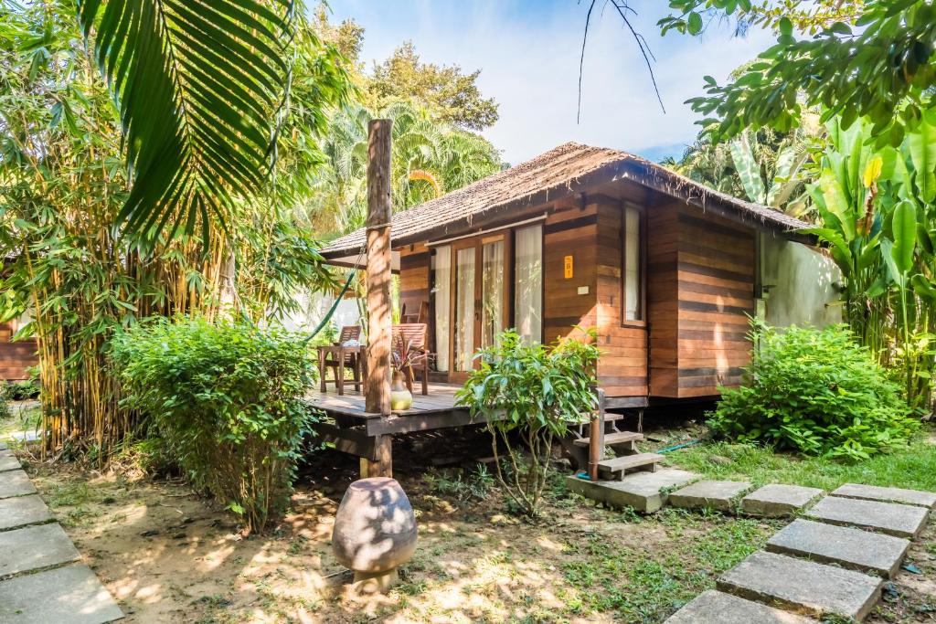 Номер (Улучшенное бунгало с вентилятором, вид на сад), Koh Kood Resort