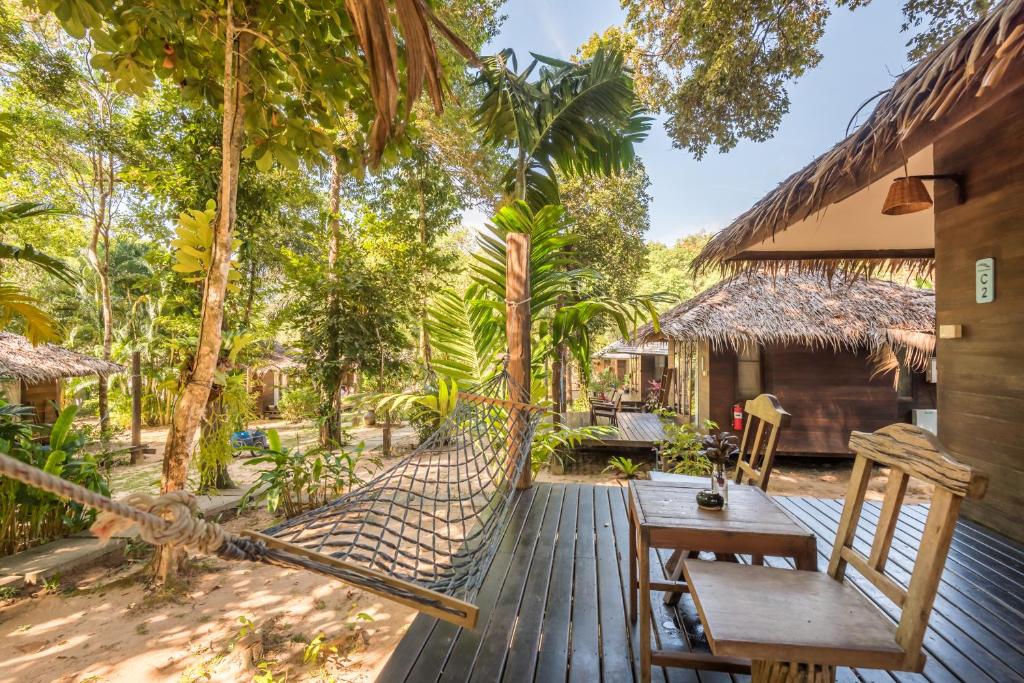 Номер (Улучшенное бунгало с вентилятором, вид на сад), Koh Kood Resort