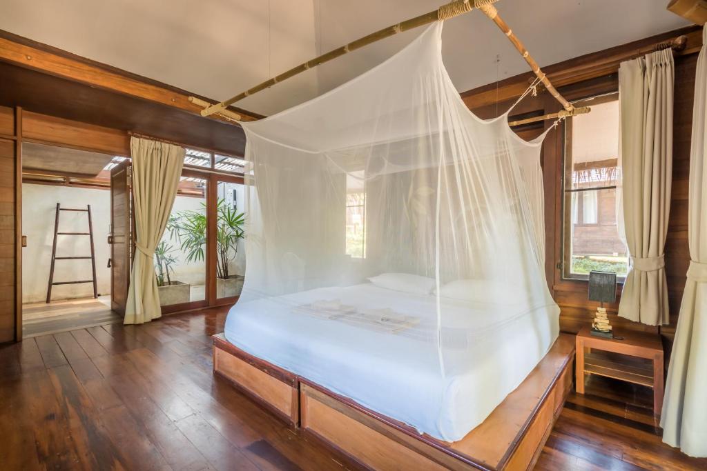 Номер (Улучшенное бунгало с вентилятором, вид на сад), Koh Kood Resort