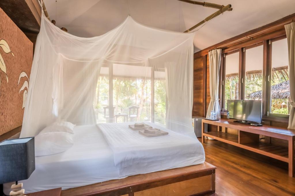 Номер (Улучшенное бунгало с вентилятором, вид на сад), Koh Kood Resort