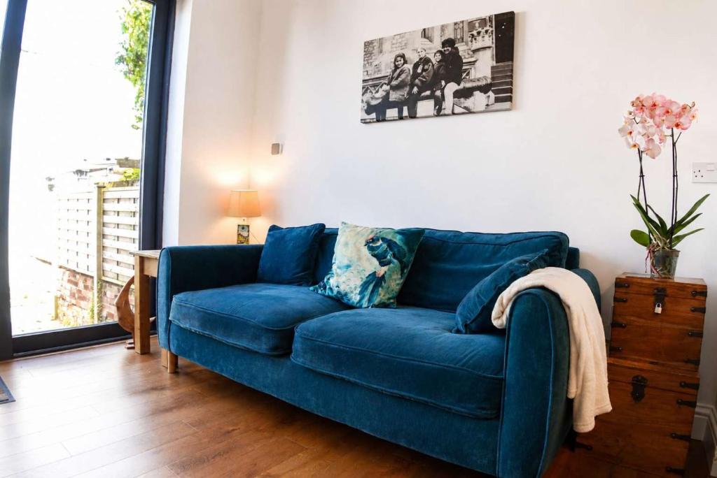 Spacious Pretty home in Old Totterdown - Tap to explore photos