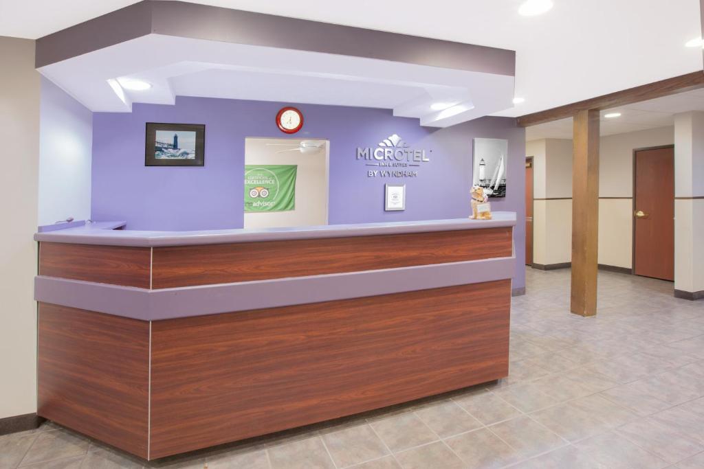 Microtel Inn and Suites Manistee photo 2