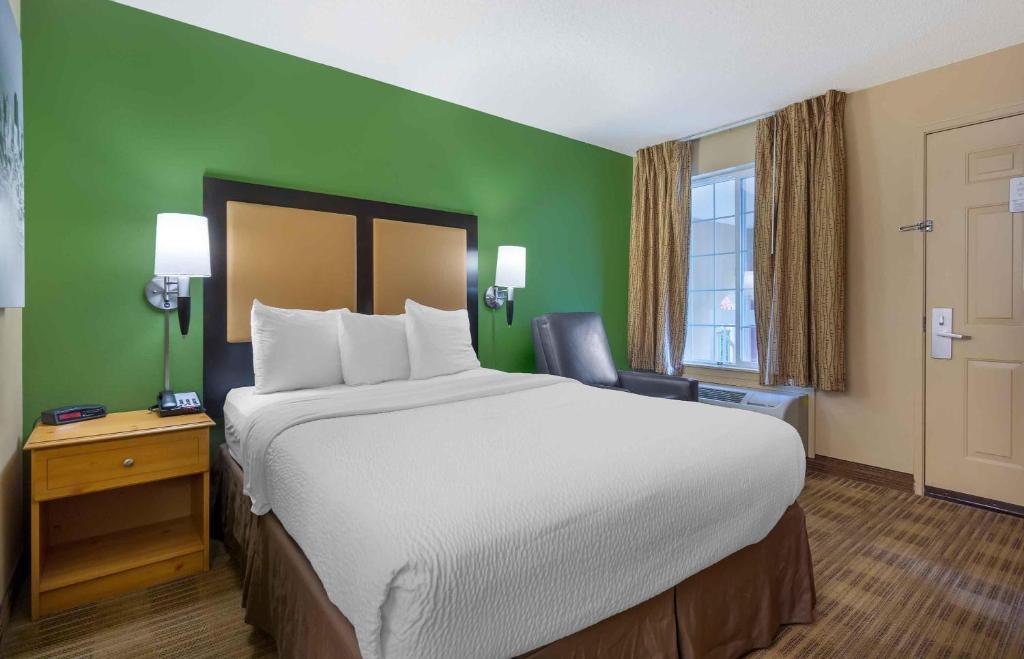 Extended Stay America Suites Seattle Bellevue Factoria - Tap to explore photos