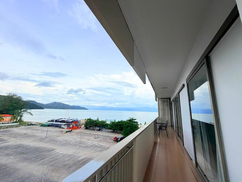 By The Sea@ Cozy Beachfront Home (Batu Ferringhi). - Tap to explore photos