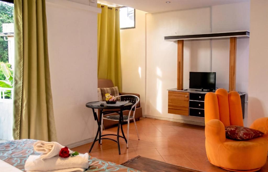 Modern Studio with Pool in Grand Baie - 40 sqm - A/C. - Tap to explore photos