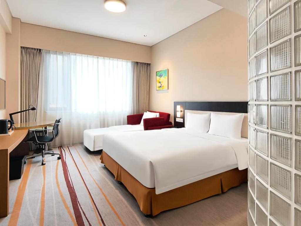Holiday Inn Express CHENGDU GULOU Room Type - Standard Room with One King Bed and Two Twin Beds