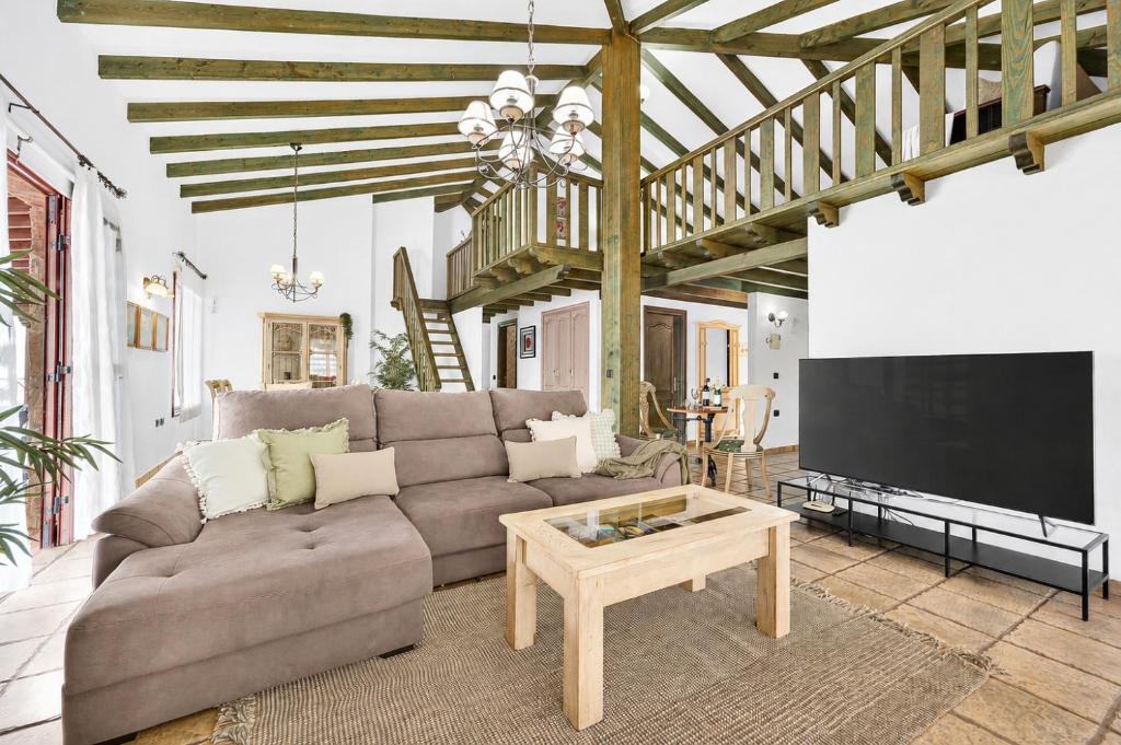 CERCADO DEL MEDIO, CHALET con PISCINA PRIVADA - Tap to explore photos